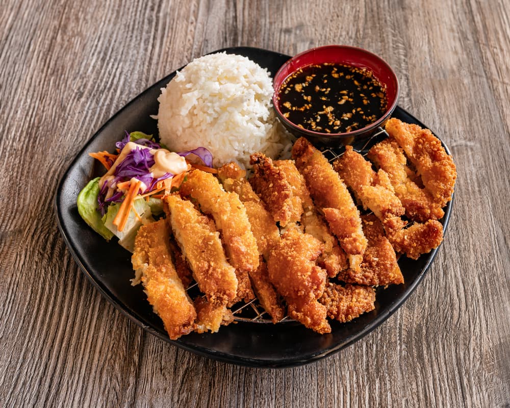 Crispy chicken platter with rice and dipping sauce