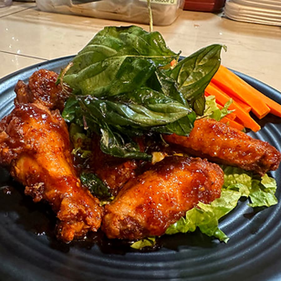 Crispy Bangkok Grill wings with basil and carrots