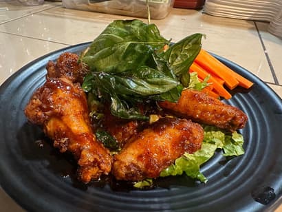 Bangkok Grill wings with basil and vegetables